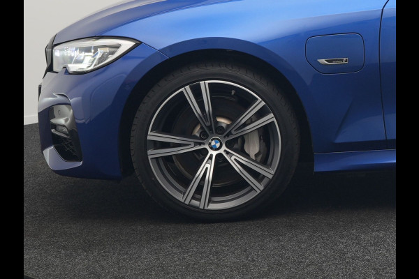 BMW 3 Serie Touring 330e M Sport Plug In Hybrid 293pk Dealer O.H. PHEV | Panodak | Head Up | Laser LED | Adaptief Onderstel | Camera | Alcantara Sportstoelen Memory & Verwarmd | Sfeerverlichting | Apple Carplay | Keyless | Blis | 19"L.M | Virtual | DAB |