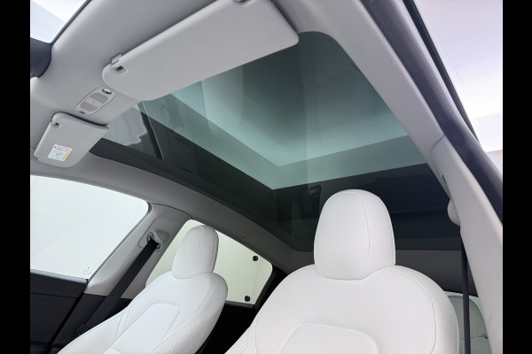 Tesla Model Y Long Range AWD 514pk 75kWh Ivoor 20"Lmv Leer Panodak Warmtepomp Matrix-LED Autopilot Elektr.Stuur+Stoel+Verwarmd Navi Ecc Premiu Camera's Elektr.AchterKlep Parkeer Assistent Sentry-Mode Privacyglas Bluetooth Dodehoek detector Connected services Origineel Nederlandse Auto Batterij en Motorgarantie tot 23-12-2029/192.000km