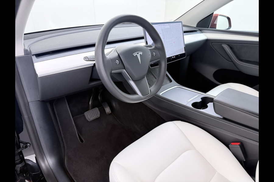 Tesla Model Y Long Range AWD 514pk 75kWh Ivoor 20"Lmv Leer Panodak Warmtepomp Matrix-LED Autopilot Elektr.Stuur+Stoel+Verwarmd Navi Ecc Premiu Camera's Elektr.AchterKlep Parkeer Assistent Sentry-Mode Privacyglas Bluetooth Dodehoek detector Connected services Origineel Nederlandse Auto Batterij en Motorgarantie tot 23-12-2029/192.000km