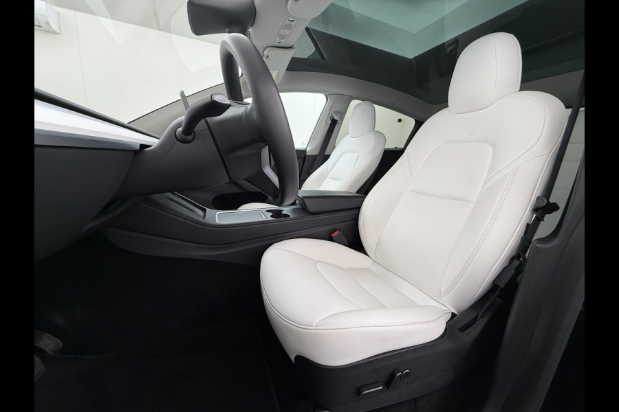 Tesla Model Y Long Range AWD 514pk 75kWh Ivoor 20"Lmv Leer Panodak Warmtepomp Matrix-LED Autopilot Elektr.Stuur+Stoel+Verwarmd Navi Ecc Premiu Camera's Elektr.AchterKlep Parkeer Assistent Sentry-Mode Privacyglas Bluetooth Dodehoek detector Connected services Origineel Nederlandse Auto Batterij en Motorgarantie tot 23-12-2029/192.000km
