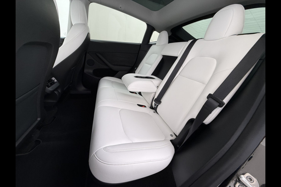 Tesla Model Y Long Range AWD 514pk 75kWh Ivoor 20"Lmv Leer Panodak Warmtepomp Matrix-LED Autopilot Elektr.Stuur+Stoel+Verwarmd Navi Ecc Premiu Camera's Elektr.AchterKlep Parkeer Assistent Sentry-Mode Privacyglas Bluetooth Dodehoek detector Connected services Origineel Nederlandse Auto Batterij en Motorgarantie tot 23-12-2029/192.000km