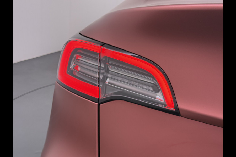 Tesla Model Y Long Range AWD 514pk 75kWh Ivoor 20"Lmv Leer Panodak Warmtepomp Matrix-LED Autopilot Elektr.Stuur+Stoel+Verwarmd Navi Ecc Premiu Camera's Elektr.AchterKlep Parkeer Assistent Sentry-Mode Privacyglas Bluetooth Dodehoek detector Connected services Origineel Nederlandse Auto Batterij en Motorgarantie tot 23-12-2029/192.000km
