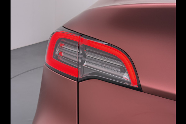 Tesla Model Y Long Range AWD 514pk 75kWh Ivoor 20"Lmv Leer Panodak Warmtepomp Matrix-LED Autopilot Elektr.Stuur+Stoel+Verwarmd Navi Ecc Premiu Camera's Elektr.AchterKlep Parkeer Assistent Sentry-Mode Privacyglas Bluetooth Dodehoek detector Connected services Origineel Nederlandse Auto Batterij en Motorgarantie tot 23-12-2029/192.000km