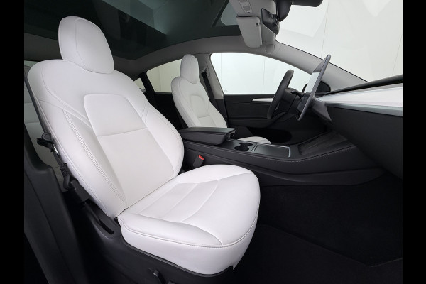 Tesla Model Y Long Range AWD 514pk 75kWh Ivoor 20"Lmv Leer Panodak Warmtepomp Matrix-LED Autopilot Elektr.Stuur+Stoel+Verwarmd Navi Ecc Premiu Camera's Elektr.AchterKlep Parkeer Assistent Sentry-Mode Privacyglas Bluetooth Dodehoek detector Connected services Origineel Nederlandse Auto Batterij en Motorgarantie tot 23-12-2029/192.000km