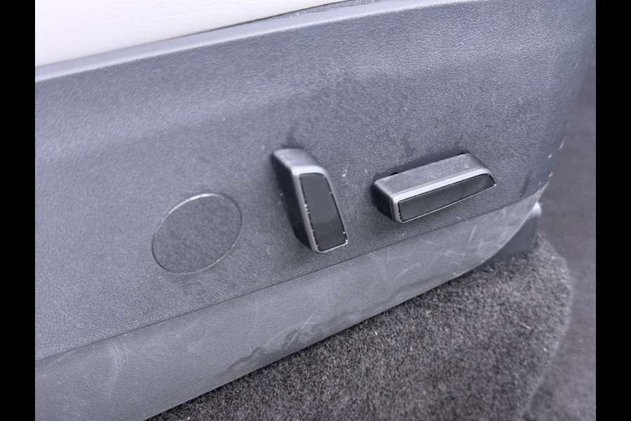 Tesla Model Y Long Range AWD 514pk 75kWh Ivoor 20"Lmv Leer Panodak Warmtepomp Matrix-LED Autopilot Elektr.Stuur+Stoel+Verwarmd Navi Ecc Premiu Camera's Elektr.AchterKlep Parkeer Assistent Sentry-Mode Privacyglas Bluetooth Dodehoek detector Connected services Origineel Nederlandse Auto Batterij en Motorgarantie tot 23-12-2029/192.000km