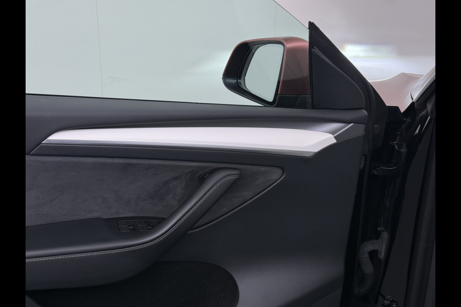 Tesla Model Y Long Range AWD 514pk 75kWh Ivoor 20"Lmv Leer Panodak Warmtepomp Matrix-LED Autopilot Elektr.Stuur+Stoel+Verwarmd Navi Ecc Premiu Camera's Elektr.AchterKlep Parkeer Assistent Sentry-Mode Privacyglas Bluetooth Dodehoek detector Connected services Origineel Nederlandse Auto Batterij en Motorgarantie tot 23-12-2029/192.000km