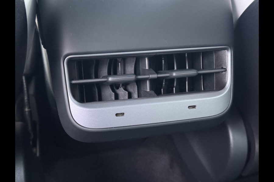 Tesla Model Y Long Range AWD 514pk 75kWh Ivoor 20"Lmv Leer Panodak Warmtepomp Matrix-LED Autopilot Elektr.Stuur+Stoel+Verwarmd Navi Ecc Premiu Camera's Elektr.AchterKlep Parkeer Assistent Sentry-Mode Privacyglas Bluetooth Dodehoek detector Connected services Origineel Nederlandse Auto Batterij en Motorgarantie tot 23-12-2029/192.000km