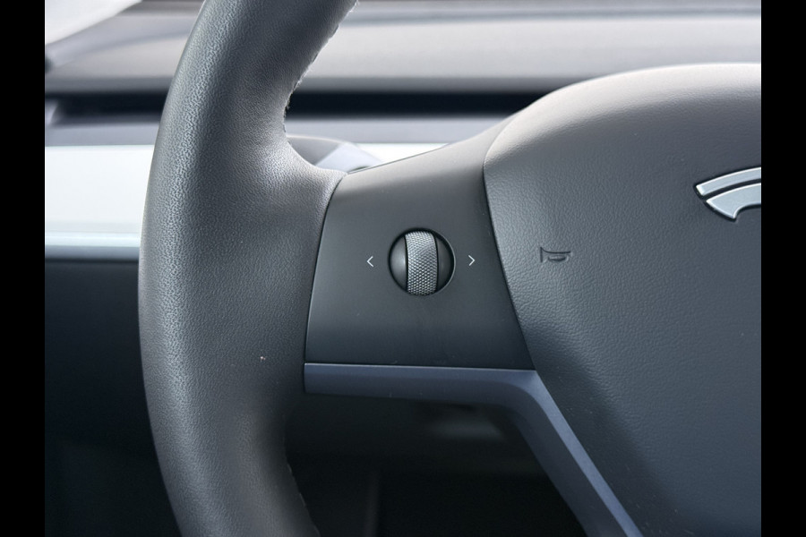 Tesla Model Y Long Range AWD 514pk 75kWh Ivoor 20"Lmv Leer Panodak Warmtepomp Matrix-LED Autopilot Elektr.Stuur+Stoel+Verwarmd Navi Ecc Premiu Camera's Elektr.AchterKlep Parkeer Assistent Sentry-Mode Privacyglas Bluetooth Dodehoek detector Connected services Origineel Nederlandse Auto Batterij en Motorgarantie tot 23-12-2029/192.000km