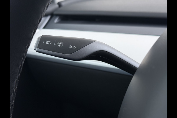 Tesla Model Y Long Range AWD 514pk 75kWh Ivoor 20"Lmv Leer Panodak Warmtepomp Matrix-LED Autopilot Elektr.Stuur+Stoel+Verwarmd Navi Ecc Premiu Camera's Elektr.AchterKlep Parkeer Assistent Sentry-Mode Privacyglas Bluetooth Dodehoek detector Connected services Origineel Nederlandse Auto Batterij en Motorgarantie tot 23-12-2029/192.000km
