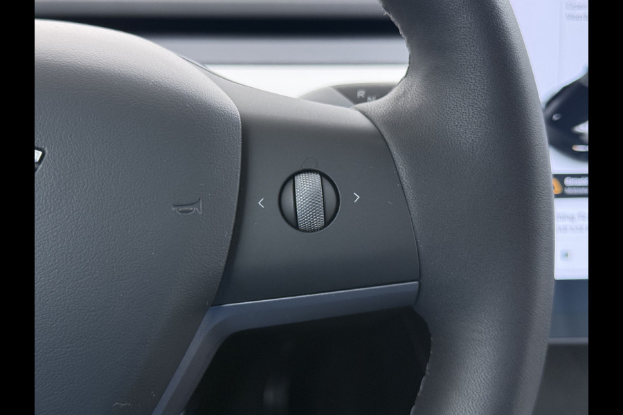 Tesla Model Y Long Range AWD 514pk 75kWh Ivoor 20"Lmv Leer Panodak Warmtepomp Matrix-LED Autopilot Elektr.Stuur+Stoel+Verwarmd Navi Ecc Premiu Camera's Elektr.AchterKlep Parkeer Assistent Sentry-Mode Privacyglas Bluetooth Dodehoek detector Connected services Origineel Nederlandse Auto Batterij en Motorgarantie tot 23-12-2029/192.000km