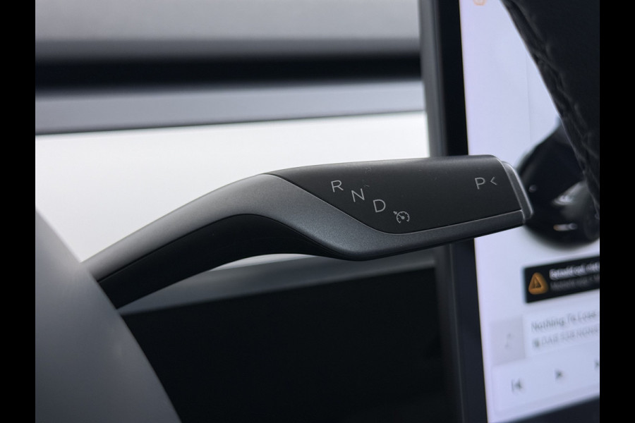 Tesla Model Y Long Range AWD 514pk 75kWh Ivoor 20"Lmv Leer Panodak Warmtepomp Matrix-LED Autopilot Elektr.Stuur+Stoel+Verwarmd Navi Ecc Premiu Camera's Elektr.AchterKlep Parkeer Assistent Sentry-Mode Privacyglas Bluetooth Dodehoek detector Connected services Origineel Nederlandse Auto Batterij en Motorgarantie tot 23-12-2029/192.000km
