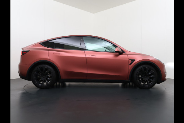 Tesla Model Y Long Range AWD 514pk 75kWh Ivoor 20"Lmv Leer Panodak Warmtepomp Matrix-LED Autopilot Elektr.Stuur+Stoel+Verwarmd Navi Ecc Premiu Camera's Elektr.AchterKlep Parkeer Assistent Sentry-Mode Privacyglas Bluetooth Dodehoek detector Connected services Origineel Nederlandse Auto Batterij en Motorgarantie tot 23-12-2029/192.000km