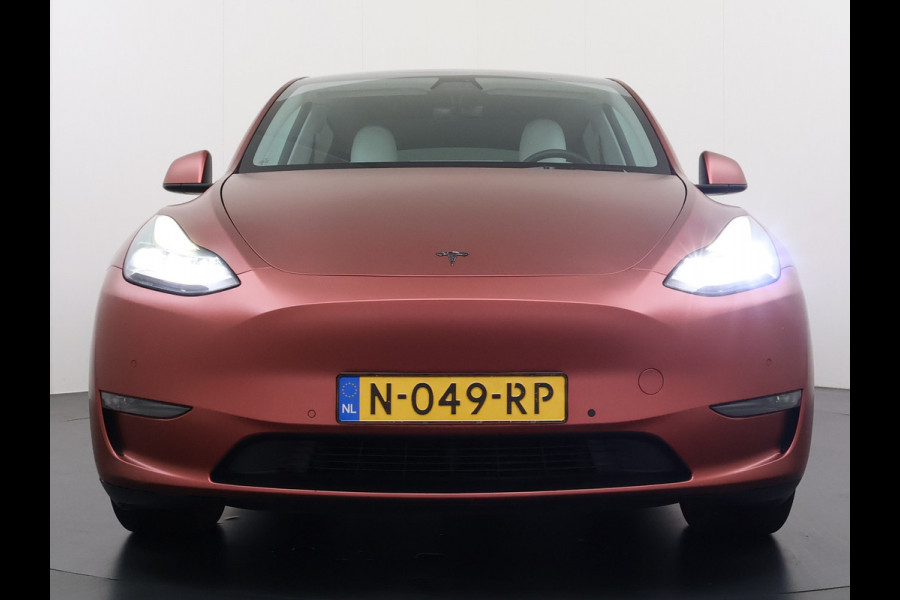 Tesla Model Y Long Range AWD 514pk 75kWh Ivoor 20"Lmv Leer Panodak Warmtepomp Matrix-LED Autopilot Elektr.Stuur+Stoel+Verwarmd Navi Ecc Premiu Camera's Elektr.AchterKlep Parkeer Assistent Sentry-Mode Privacyglas Bluetooth Dodehoek detector Connected services Origineel Nederlandse Auto Batterij en Motorgarantie tot 23-12-2029/192.000km