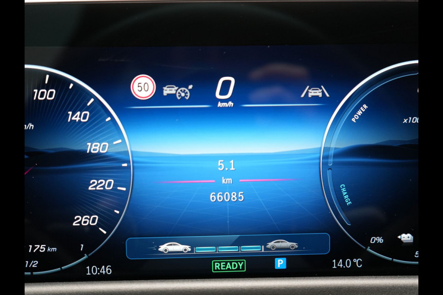 Mercedes-Benz E-Klasse Estate 300 e Luxury Line Plug In Hybrid 313pk Dealer O.H PHEV | Luchtvering | Trekhaak af Fabriek | Lederen Comfortzetels Memory | Adaptive Cruise | Burmester 4D | Digital LED | 360 Camera | Keyless | Sfeerverlichting |