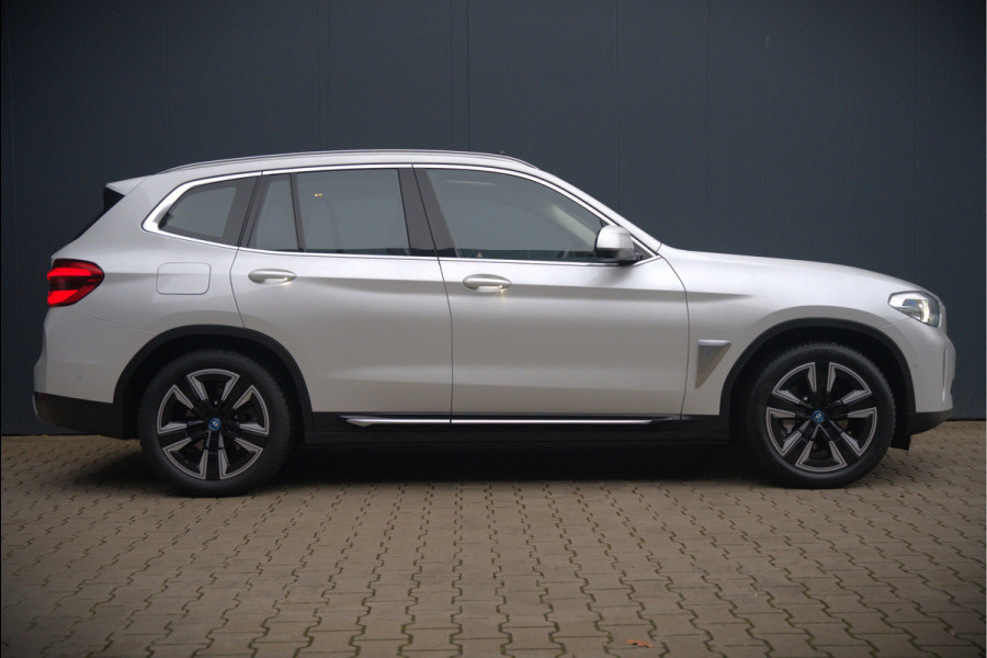 BMW iX3 Executive 80 kWh | Panoramadak | Keyless | Stoelverwarming | Camera | Adaptief Onderstel | Adaptive LED | Elektrische Stoelen | Apple Carplay | Navigatie | Ambiance Verlichting