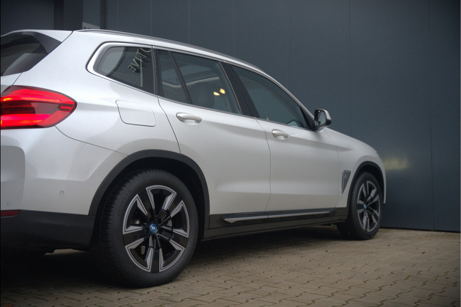 BMW iX3 Executive 80 kWh | Panoramadak | Keyless | Stoelverwarming | Camera | Adaptief Onderstel | Adaptive LED | Elektrische Stoelen | Apple Carplay | Navigatie | Ambiance Verlichting
