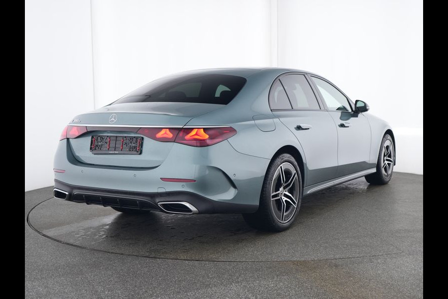 Mercedes-Benz E-Klasse 300 e AMG Plug-In Hybride AMG Line | Night Pakket | Distronic | Dodehoekassistent | AC en DC Laden | Stuur en Stoelverwarming. Inclusief 24 maanden MB Certified garantie voor Europa.