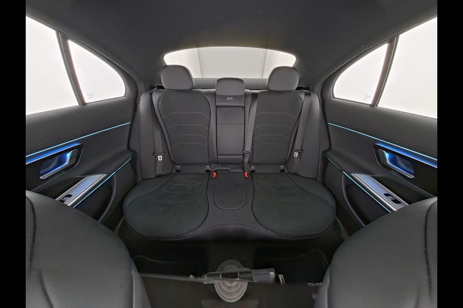 Mercedes-Benz E-Klasse 300 e AMG Plug-In Hybride AMG Line | Night Pakket | Distronic | Dodehoekassistent | AC en DC Laden | Stuur en Stoelverwarming. Inclusief 24 maanden MB Certified garantie voor Europa.