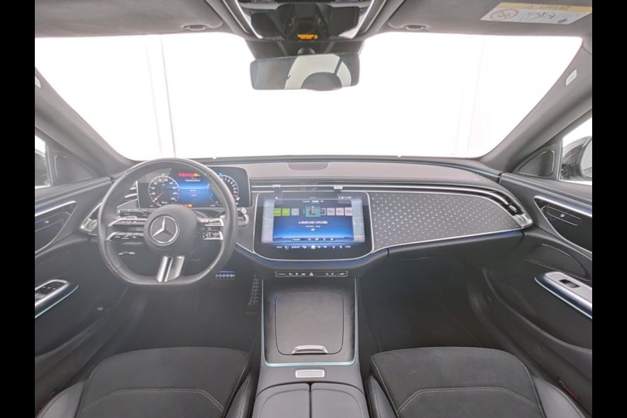 Mercedes-Benz E-Klasse 300 e AMG Plug-In Hybride AMG Line | Night Pakket | Distronic | Dodehoekassistent | AC en DC Laden | Stuur en Stoelverwarming. Inclusief 24 maanden MB Certified garantie voor Europa.