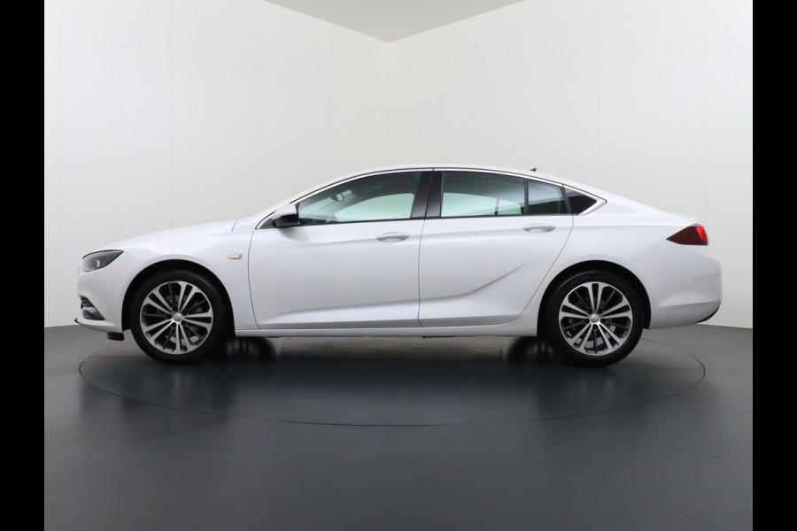 Opel Insignia Grand Sport 1.5T 165PK Leder AGR-Comfort Stoelen Camera Navi Apple Carplay Android Pdc Trekhaak LED Ecc Cruise Control Business  Regen-Lichtsensor Sensor dodehoek Verkeersbordlezer Rijstrooksensor 1e Eigenaar Origineel Nederlandse Auto