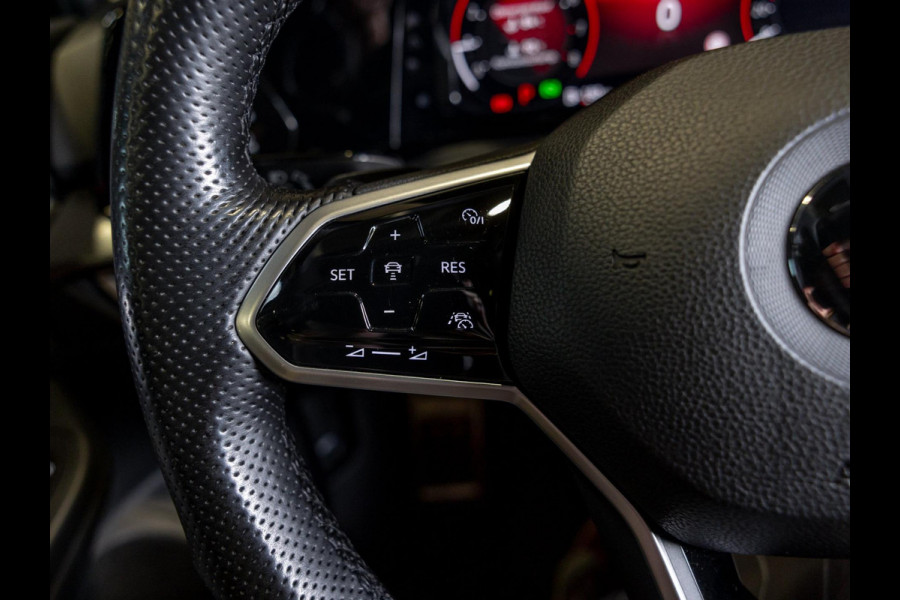 Volkswagen Golf 1.5 eTSI R-Line / 150pk / Panorama dak / Harman Kardon / Stoel en stuurverwarming /