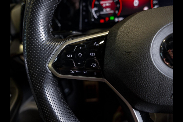 Volkswagen Golf 1.5 eTSI R-Line / 150pk / Panorama dak / Harman Kardon / Stoel en stuurverwarming /