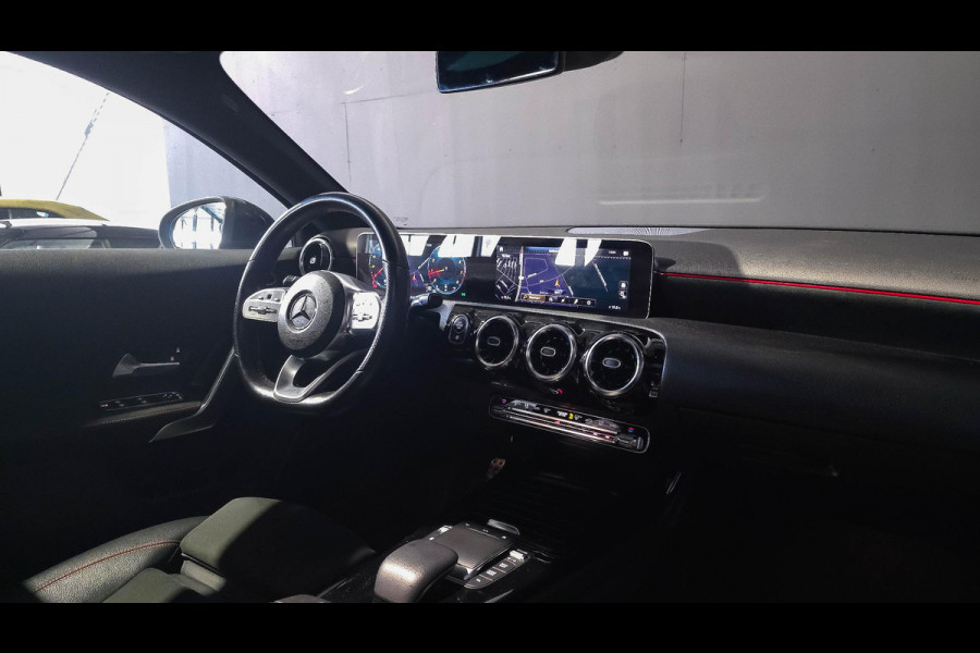 Mercedes-Benz A-Klasse 180 AMG Line | Panorama | Camera | Carplay