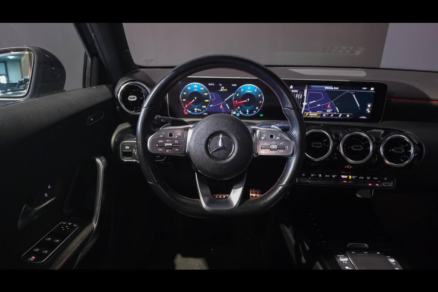 Mercedes-Benz A-Klasse 180 AMG Line | Panorama | Camera | Carplay