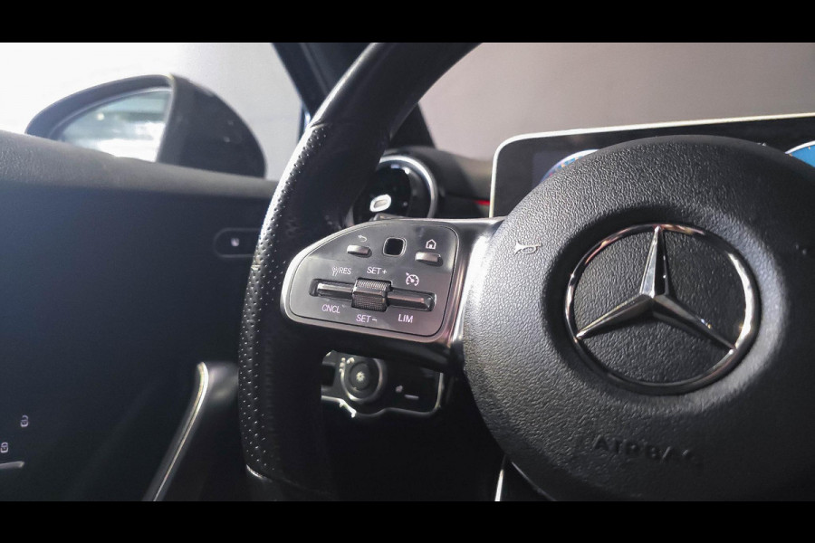 Mercedes-Benz A-Klasse 180 AMG Line | Panorama | Camera | Carplay