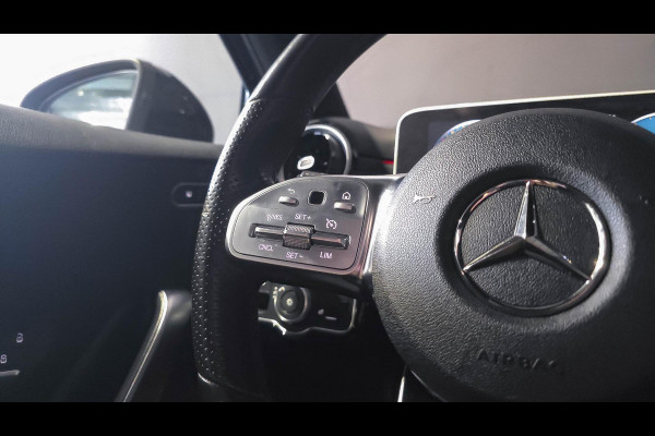 Mercedes-Benz A-Klasse 180 AMG Line | Panorama | Camera | Carplay
