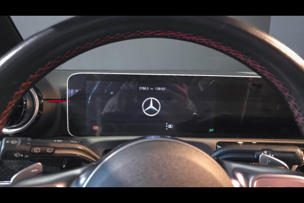 Mercedes-Benz A-Klasse 180 AMG Line | Panorama | Camera | Carplay