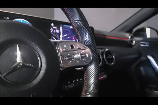 Mercedes-Benz A-Klasse 180 AMG Line | Panorama | Camera | Carplay