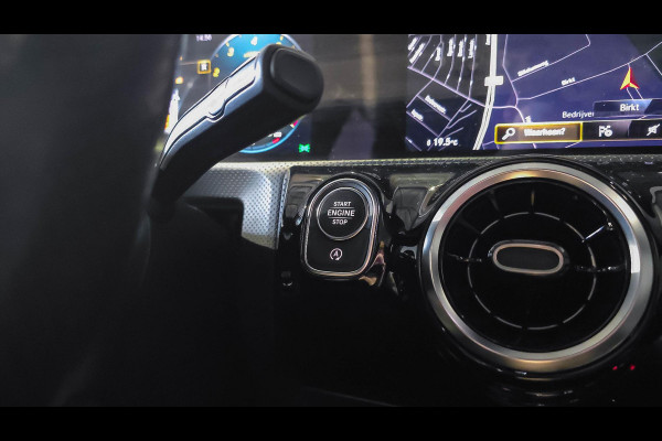 Mercedes-Benz A-Klasse 180 AMG Line | Panorama | Camera | Carplay