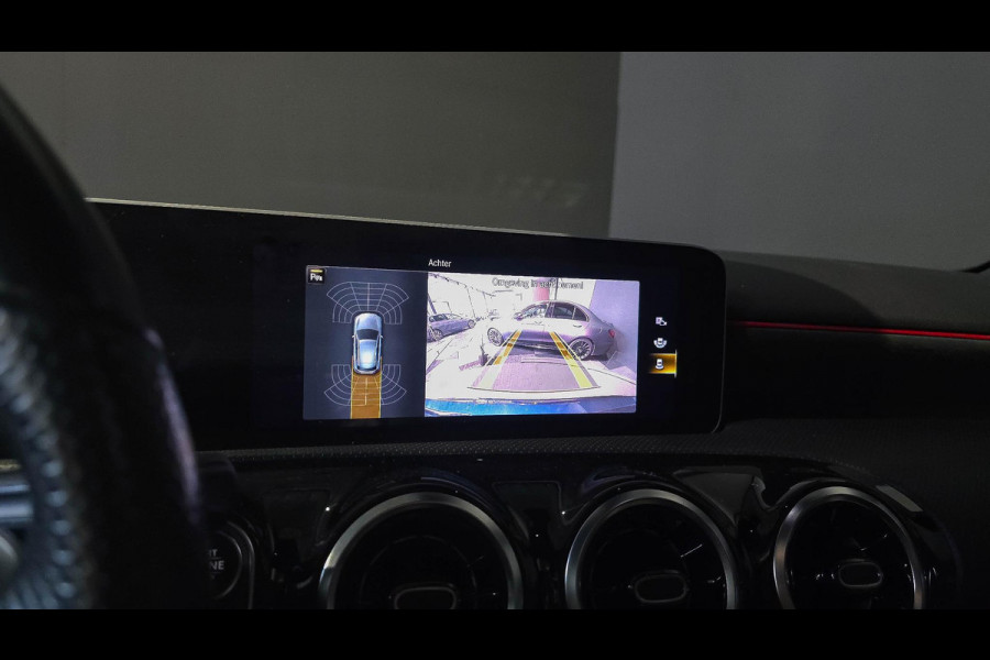 Mercedes-Benz A-Klasse 180 AMG Line | Panorama | Camera | Carplay