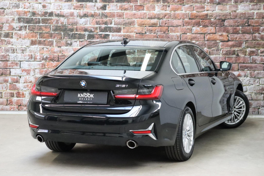 BMW 3 Serie Sedan 318i High Executive Luxury Line Automaat / Live Cockpit Professional / Sportstoelen / Hifi / Leder / Neerklapbare Achterbank / Stoelverwarming / Climate Control / 17 Inch / Sfeerverlichting / LED Chrome Line