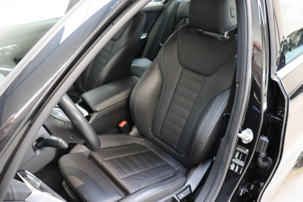 BMW 3 Serie Sedan 318i High Executive Luxury Line Automaat / Live Cockpit Professional / Sportstoelen / Hifi / Leder / Neerklapbare Achterbank / Stoelverwarming / Climate Control / 17 Inch / Sfeerverlichting / LED Chrome Line