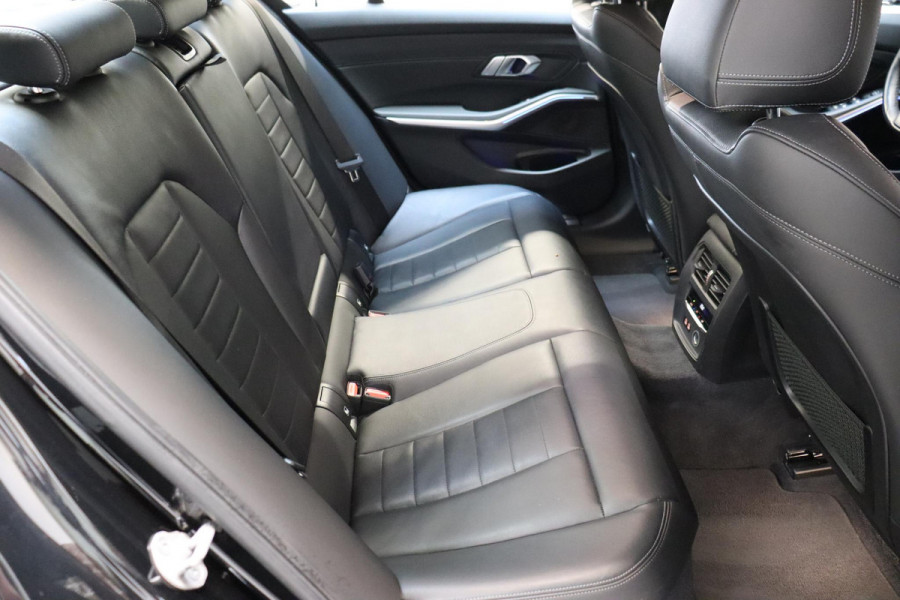 BMW 3 Serie Sedan 318i High Executive Luxury Line Automaat / Live Cockpit Professional / Sportstoelen / Hifi / Leder / Neerklapbare Achterbank / Stoelverwarming / Climate Control / 17 Inch / Sfeerverlichting / LED Chrome Line