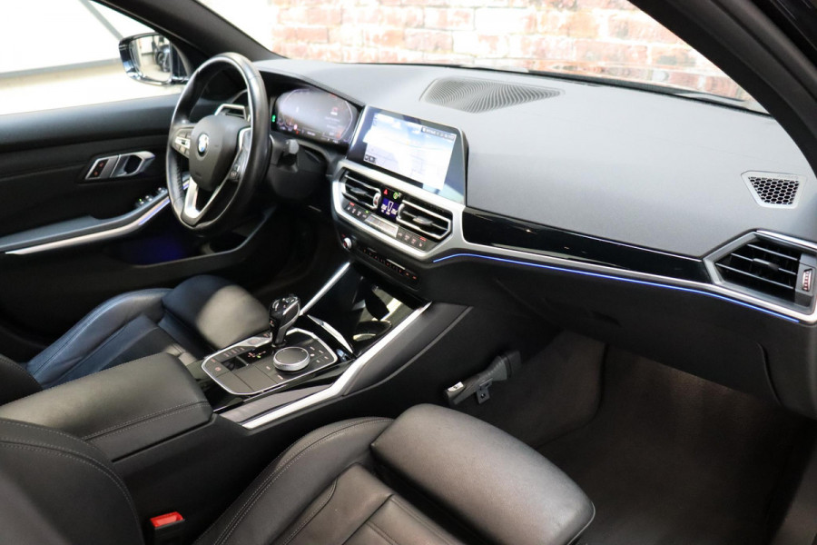 BMW 3 Serie Sedan 318i High Executive Luxury Line Automaat / Live Cockpit Professional / Sportstoelen / Hifi / Leder / Neerklapbare Achterbank / Stoelverwarming / Climate Control / 17 Inch / Sfeerverlichting / LED Chrome Line