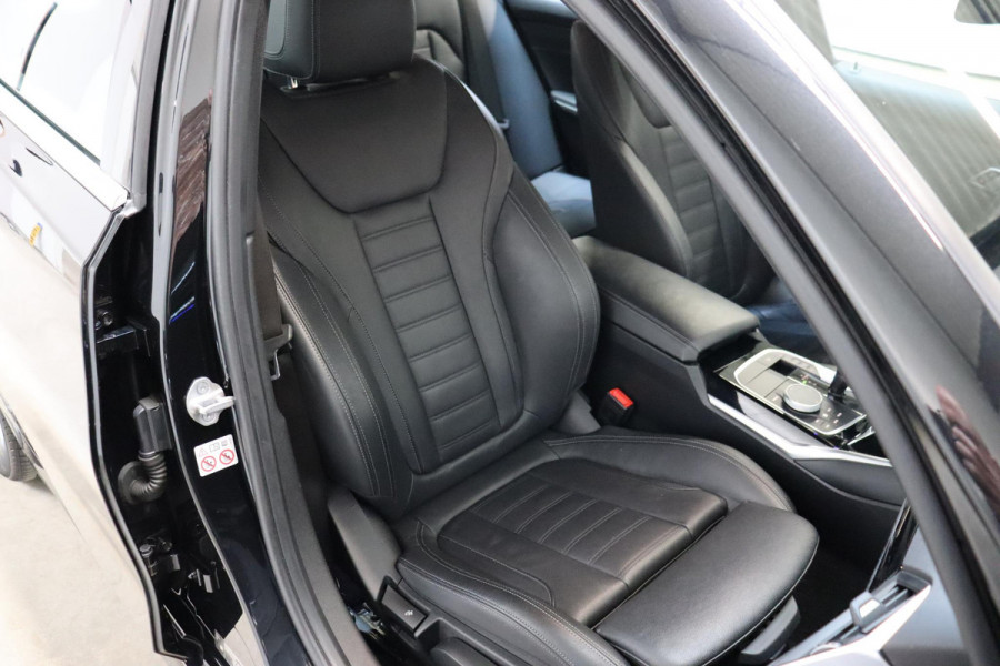 BMW 3 Serie Sedan 318i High Executive Luxury Line Automaat / Live Cockpit Professional / Sportstoelen / Hifi / Leder / Neerklapbare Achterbank / Stoelverwarming / Climate Control / 17 Inch / Sfeerverlichting / LED Chrome Line