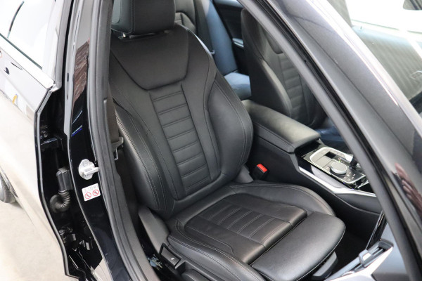 BMW 3 Serie Sedan 318i High Executive Luxury Line Automaat / Live Cockpit Professional / Sportstoelen / Hifi / Leder / Neerklapbare Achterbank / Stoelverwarming / Climate Control / 17 Inch / Sfeerverlichting / LED Chrome Line
