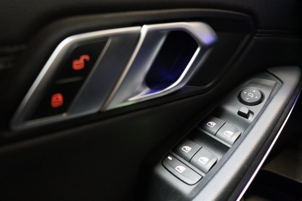 BMW 3 Serie Sedan 318i High Executive Luxury Line Automaat / Live Cockpit Professional / Sportstoelen / Hifi / Leder / Neerklapbare Achterbank / Stoelverwarming / Climate Control / 17 Inch / Sfeerverlichting / LED Chrome Line