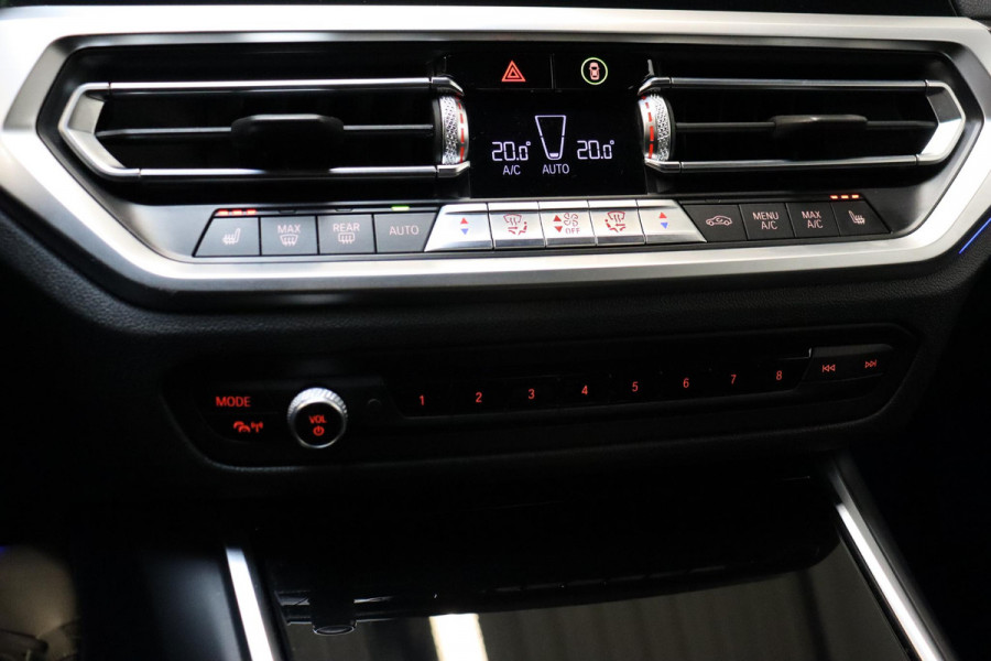 BMW 3 Serie Sedan 318i High Executive Luxury Line Automaat / Live Cockpit Professional / Sportstoelen / Hifi / Leder / Neerklapbare Achterbank / Stoelverwarming / Climate Control / 17 Inch / Sfeerverlichting / LED Chrome Line