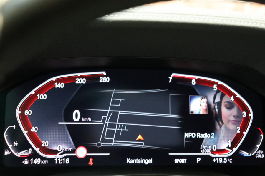 BMW 3 Serie Sedan 318i High Executive Luxury Line Automaat / Live Cockpit Professional / Sportstoelen / Hifi / Leder / Neerklapbare Achterbank / Stoelverwarming / Climate Control / 17 Inch / Sfeerverlichting / LED Chrome Line