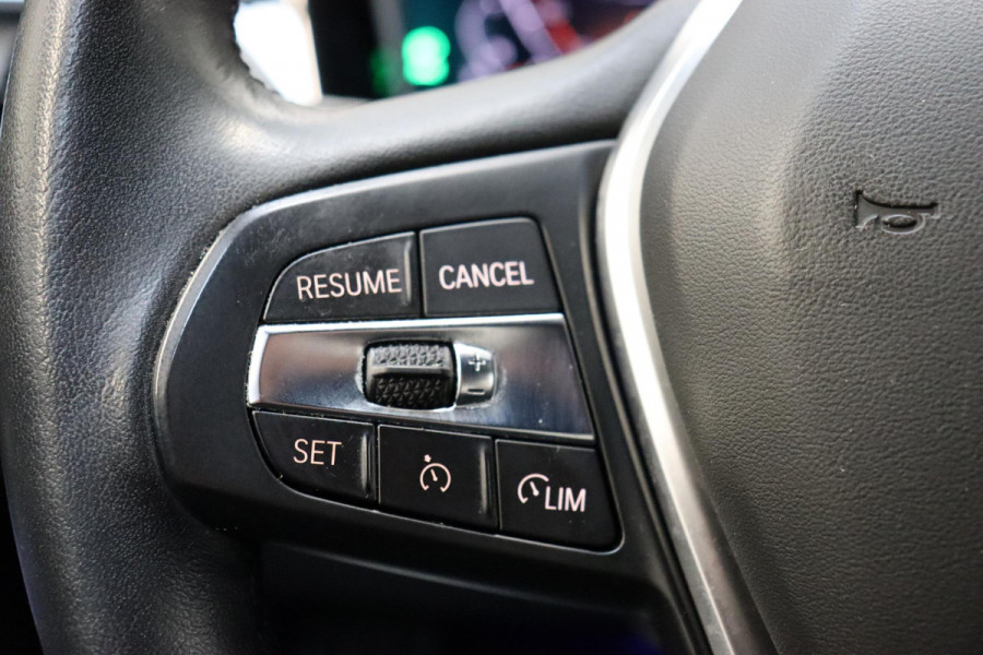 BMW 3 Serie Sedan 318i High Executive Luxury Line Automaat / Live Cockpit Professional / Sportstoelen / Hifi / Leder / Neerklapbare Achterbank / Stoelverwarming / Climate Control / 17 Inch / Sfeerverlichting / LED Chrome Line