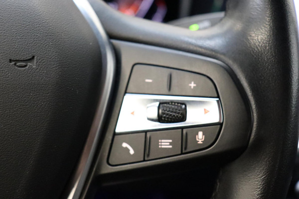 BMW 3 Serie Sedan 318i High Executive Luxury Line Automaat / Live Cockpit Professional / Sportstoelen / Hifi / Leder / Neerklapbare Achterbank / Stoelverwarming / Climate Control / 17 Inch / Sfeerverlichting / LED Chrome Line