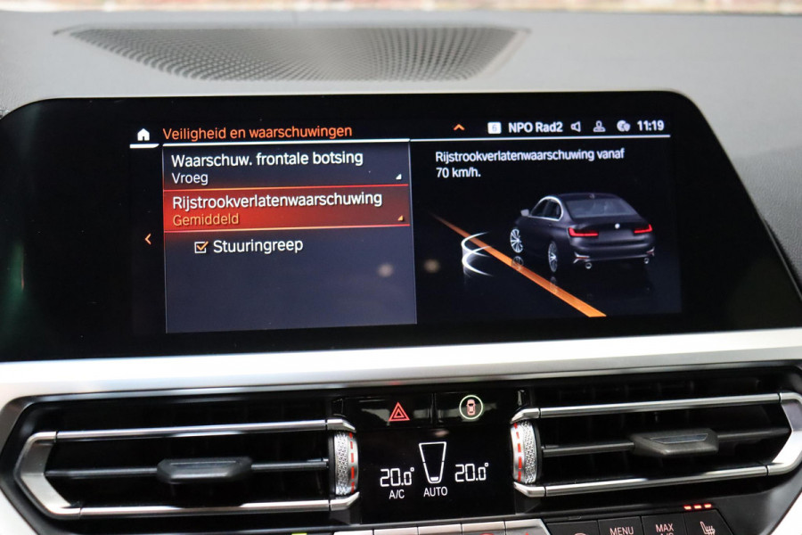 BMW 3 Serie Sedan 318i High Executive Luxury Line Automaat / Live Cockpit Professional / Sportstoelen / Hifi / Leder / Neerklapbare Achterbank / Stoelverwarming / Climate Control / 17 Inch / Sfeerverlichting / LED Chrome Line