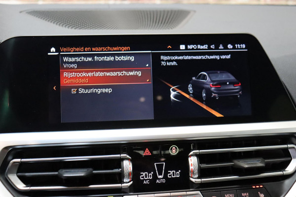 BMW 3 Serie Sedan 318i High Executive Luxury Line Automaat / Live Cockpit Professional / Sportstoelen / Hifi / Leder / Neerklapbare Achterbank / Stoelverwarming / Climate Control / 17 Inch / Sfeerverlichting / LED Chrome Line