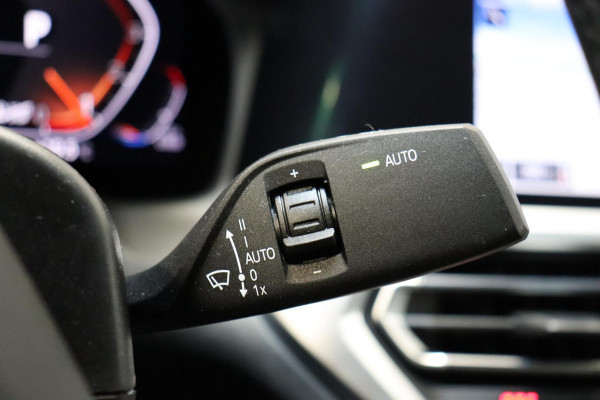 BMW 3 Serie Sedan 318i High Executive Luxury Line Automaat / Live Cockpit Professional / Sportstoelen / Hifi / Leder / Neerklapbare Achterbank / Stoelverwarming / Climate Control / 17 Inch / Sfeerverlichting / LED Chrome Line