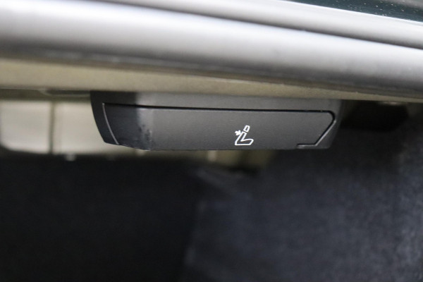 BMW 3 Serie Sedan 318i High Executive Luxury Line Automaat / Live Cockpit Professional / Sportstoelen / Hifi / Leder / Neerklapbare Achterbank / Stoelverwarming / Climate Control / 17 Inch / Sfeerverlichting / LED Chrome Line