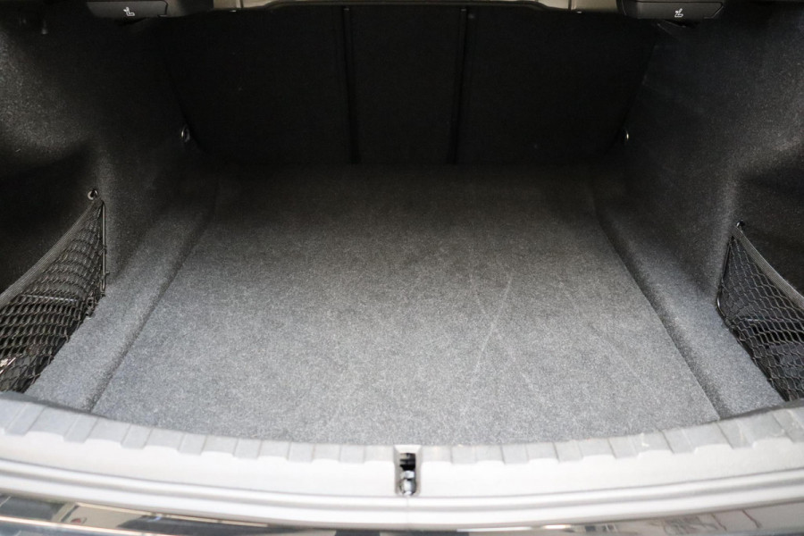 BMW 3 Serie Sedan 318i High Executive Luxury Line Automaat / Live Cockpit Professional / Sportstoelen / Hifi / Leder / Neerklapbare Achterbank / Stoelverwarming / Climate Control / 17 Inch / Sfeerverlichting / LED Chrome Line